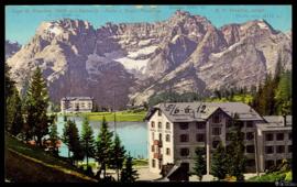 Tarjeta postal de vista del paisaje del Lago di Misurina, los Alpes Dolomitas y el Hotel Misurina...