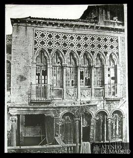 Detalle de la fachada de un palacio tipo veneciano