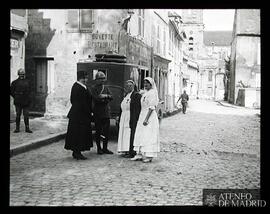 Q 548. Soissons. La Señora Mad... y la Señorita Sellier en una calle