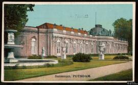 Tarjeta postal circulada a color de vista exterior del Palacio Sanssouci en Potsdam editada por l...