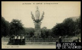 Tarjeta postal de escena costumbrista urbana de religiosas y fieles rezando a la Virgen Coronada ...