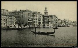 Tarjeta postal de escena costumbrista urbana de gondoleros en el Canal Grande de Venecia con anot...