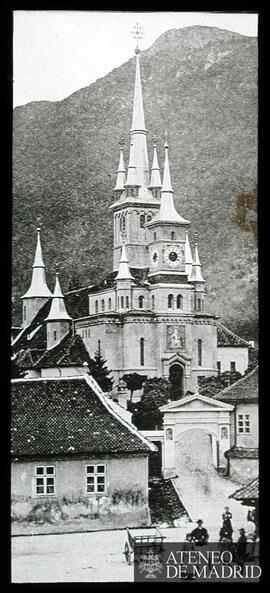 
Vista general de una iglesia
