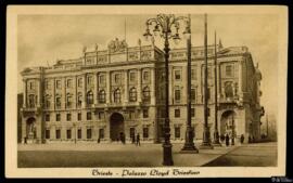 Tarjeta postal circulada de vista exterior del Palacio Lloyd Triestino, sede central de la compañ...