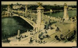Tarjeta postal a color de escena costumbrista urbana en el Puente Alejandro III o Pont Alexandre ...