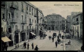 Tarjeta postal de escena costumbrista urbana en la Via Giuseppe Licata de Sciacca editada por G. ...