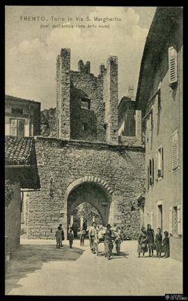 Tarjeta postal de escena costumbrista de niños y muchachos junto a la Porta Santa Margherita de T...