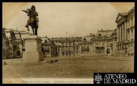 Tarjeta postal del Monumento escultórico ecuestre de Luis XIV y el Patio de Mármol o Cour de Marb...