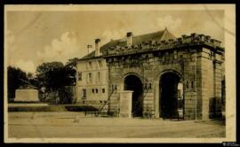 Tarjeta postal de la Porte Saint-Paul y el Monumento a la Guerra Franco-Prusiana de 1870 en Verdún