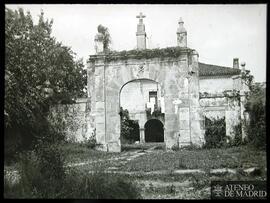 Puerta de entrada a una casa rural
