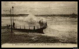 Tarjeta postal de la punta de la Digue Sainte-Beuve de Boulogne-sur-Mer un día de temporal maríti...