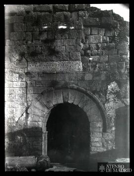 Entrada a la galería izquierda del Teatro romano de Mérida