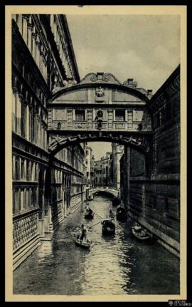 Tarjeta postal de fotograbado de escena costumbrista urbana de góndolas bajo el Ponte dei Sospiri...