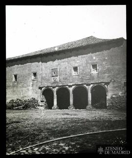 Exterior de una casa rural