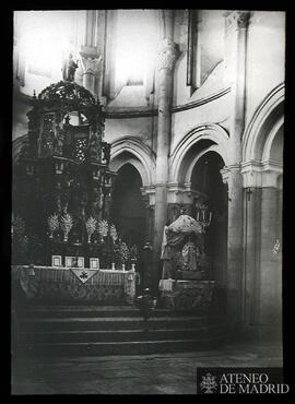 Capilla mayor de la iglesia de Santa María de Gradefes de León.