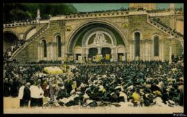 Tarjeta postal a color de escena costumbrista urbana de la bendición del Santo Sacramento a los e...