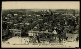 Tarjeta postal de vista panorámica de Châlons-en-Champagne y su catedral tomada desde la Colegiat...