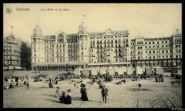 Tarjeta postal de escena costumbrista de baños de ola junto a los hoteles de la Digue à la Mer de...