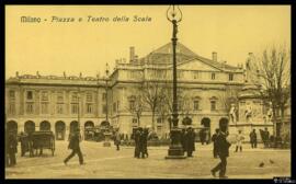 Tarjeta postal de escena costumbrista urbana en la Piazza della Scala frente al Teatro della Scal...