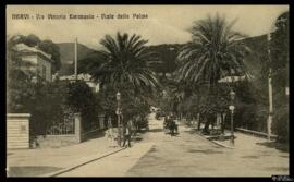 Tarjeta postal de escena costumbrista urbana en la Via Vittorio Emanuele de Nervi, conocida popul...