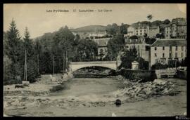 Tarjeta postal de vista panorámica del puente sobre el río Gave y la ciudad de Lourdes editada po...