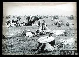 
Grupo de hombres y mujeres en el campo
