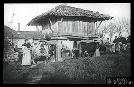 Gijón (Asturias). Mujeres y niños junto a un hórreo y unas vacas