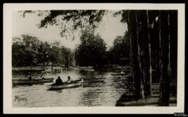 Tarjeta postal de escena costumbrista urbana de canoas en el Lac Inférieur del Bosque de Boulogne...