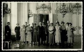 Tarjeta postal de retrato de grupo en un interior del Palacio de Schönbrunn de Viena editada por ...