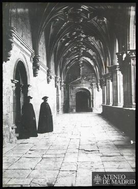 Claustro con dos sacerdotes