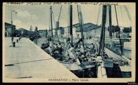 Tarjeta postal circulada de escena costumbrista de marineros de barcos veleros en el Porto Canale...