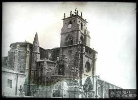 Vista del exterior de la iglesia de Sasamón (Burgos)