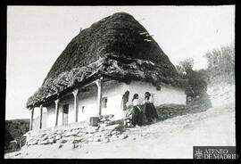 
Casa rural con dos mujeres
