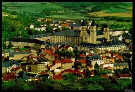 Tarjeta postal policromada de vista panorámica de Echternach y su Abadía editada por Krüger.