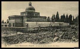 Tarjeta postal de vista exterior de la fachada posterior de una iglesia de Torre Annunziata junto...