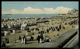 Tarjeta postal a color de escena costumbrista de baños de ola en la playa de Ostende con la marea...