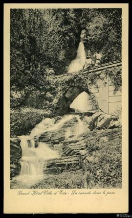 Tarjeta postal de la cascada del parque del Grand Hôtel Villa d’Este en Cernobbio