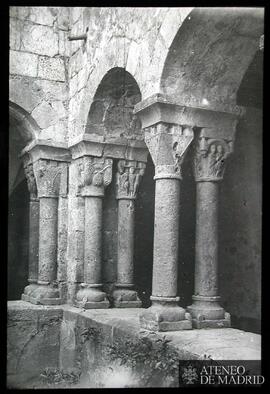 Detalle de un claustro de Cataluña