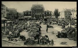 Tarjeta postal de escena costumbrista urbana en la Place du Château frente al Teatro de Cherburgo...