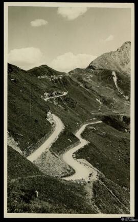 Tarjeta postal del paisaje de la Curva Romana en la carretera del puerto de montaña Passo di Mont...