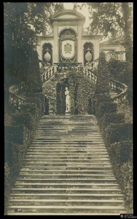 Tarjeta postal de detalle de una escalera monumental en los jardines propiedad del Marchese Della...