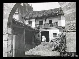 Entrada a una casa rural y vista exterior de la misma