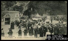 Tarjeta postal de escena costumbrista urbana del paso religioso del Santísimo Sacramento de Lourd...