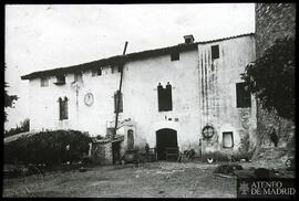 Fachada de una casa rural