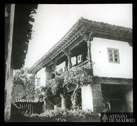 Detalle de la fachada de una casa rural