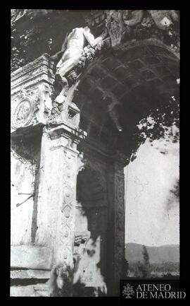 Detalle de un arco de los jardínes de la Abadía (Cáceres)