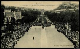 Tarjeta postal de escena costumbrista urbana de la procesión religiosa de la Virgen de Lourdes a ...