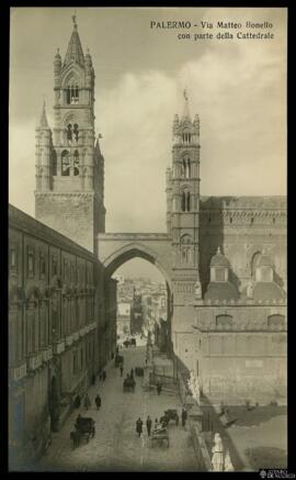 Tarjeta postal de vista exterior de la Catedral de Palermo y la Via Matteo Bonello editada por Fo...