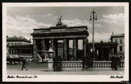 Tarjeta postal circulada de la Puerta de Brandenburgo en Berlín editada por el Verlag Rud. Pracht