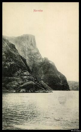 Tarjeta postal del paisaje del Acantilado de Hornelen de Noruega [editada por Mittet & Co.].